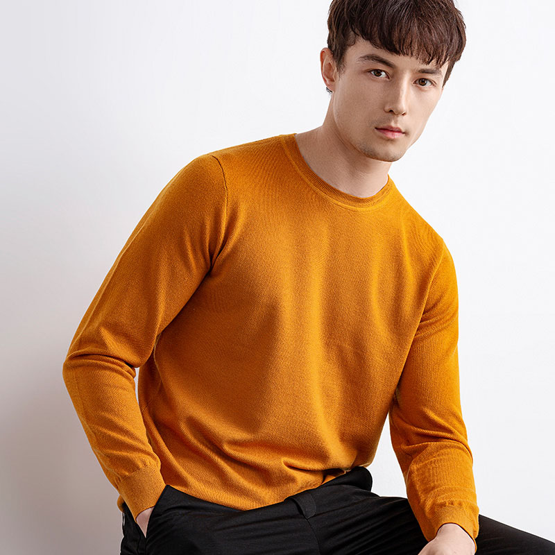 เสื้อสวมหัวแคชเมียร์คอวีผลิตในประเทศจีนและมีสามสีให้เลือก: สีฟ้าอ่อนสีน้ำเงินเข้มและสีเทาถ่าน
